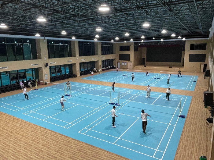 室内羽毛球场