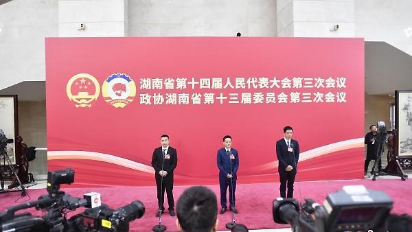 从“卫星工厂”到人工智能 湖南两会“代表通道”发出科创强音